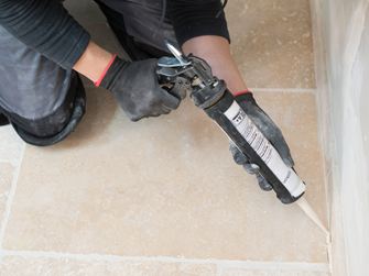 Naneste silikon z přírodního kamene pomocí kartuše