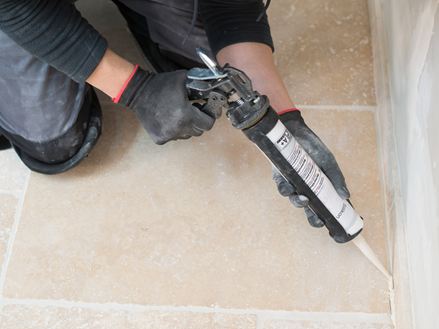 Naneste silikon z přírodního kamene pomocí kartuše