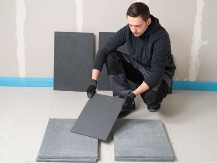 Obkladač třídí břidlicové dlaždice před pokládkou