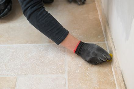 Odstranění silikonového spoje pomocí hlazení spár