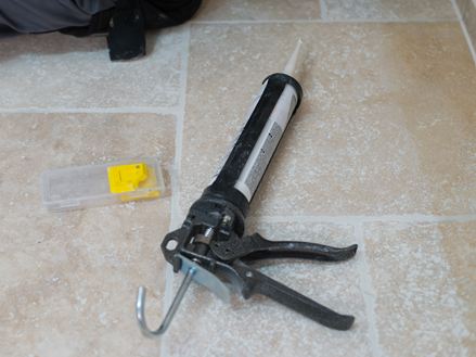 Silikonová kazeta a hlazení spár na travertinové podlaze