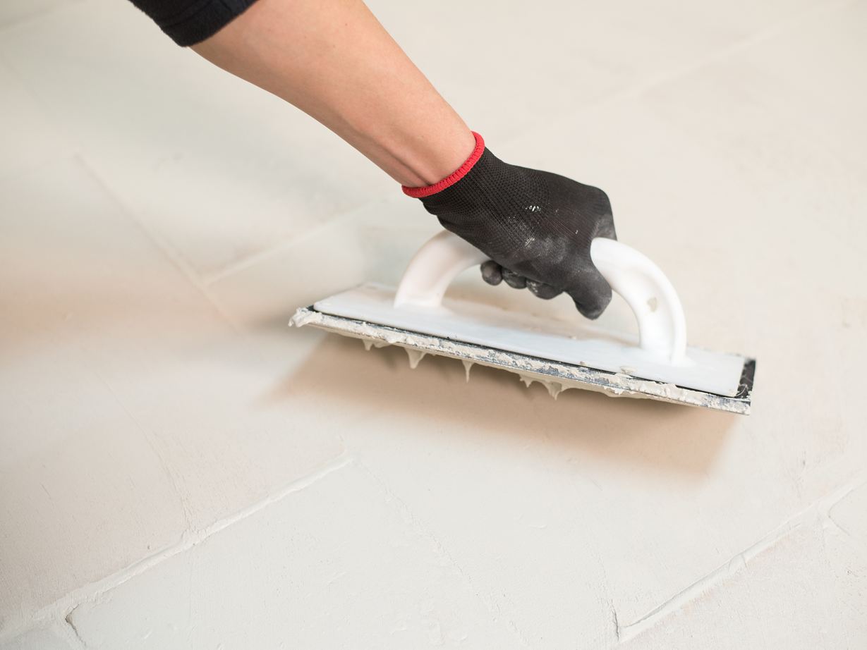 Ruční spárování travertinové podlahy