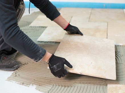 Travertinové dlaždice se pokládají do lepicího lože