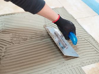 Tenké lože se "pročesává" zubovou stěrkou.