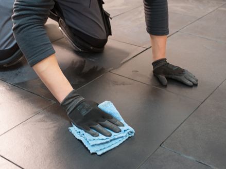 Přebytečný impregnační prostředek se setře hadříkem.