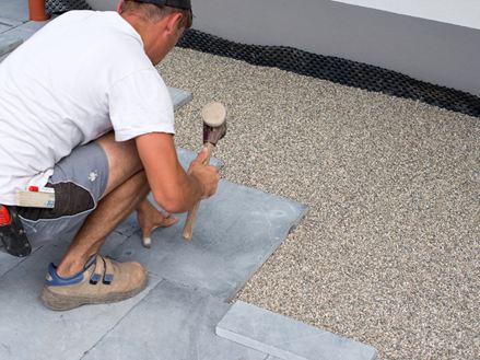 S trochou zručnosti a zkušeností není pokládka přírodního kamene žádná raketová věda!