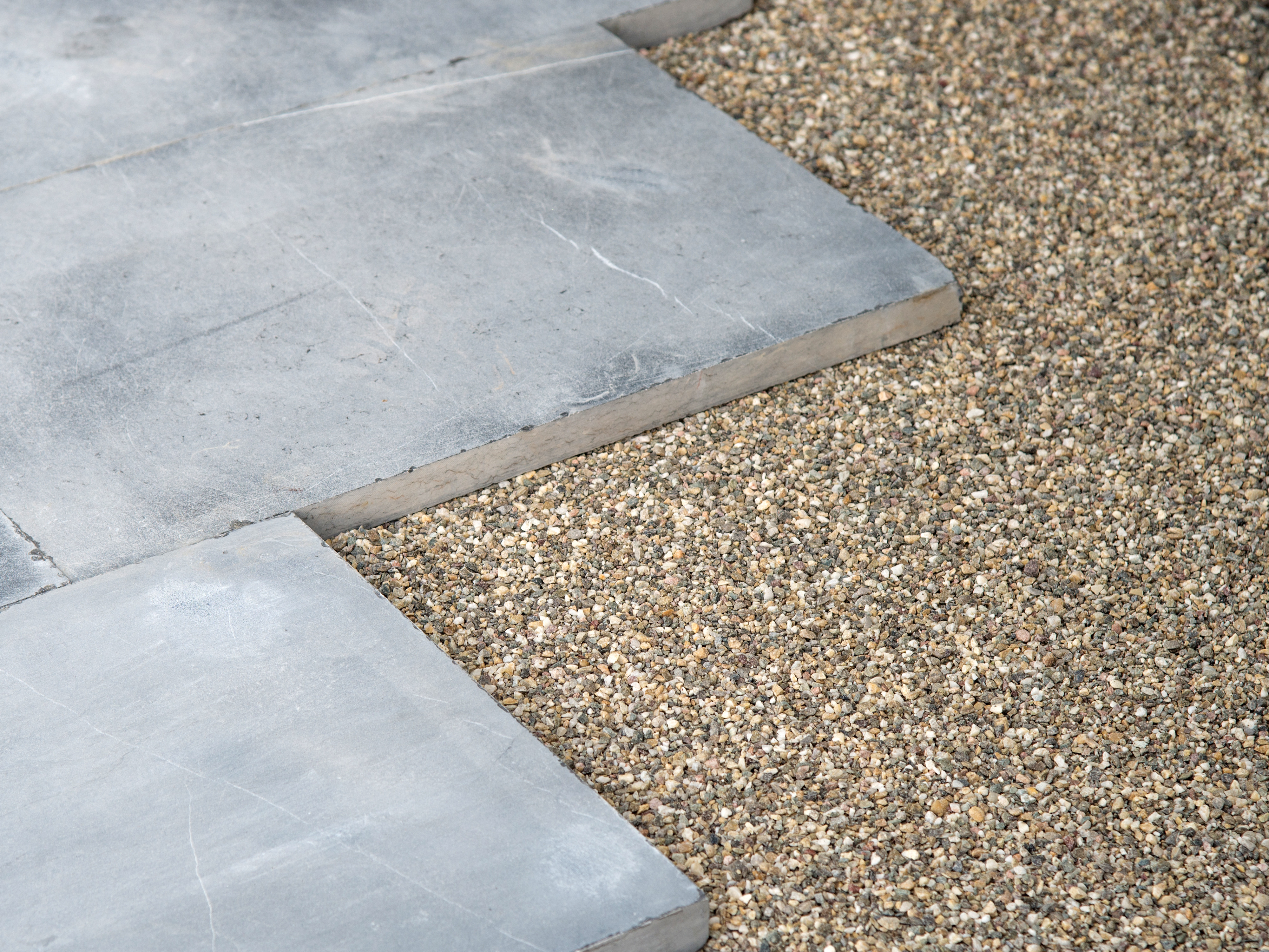 Modrošedé vápencové desky v loži z kvalitní štěpky