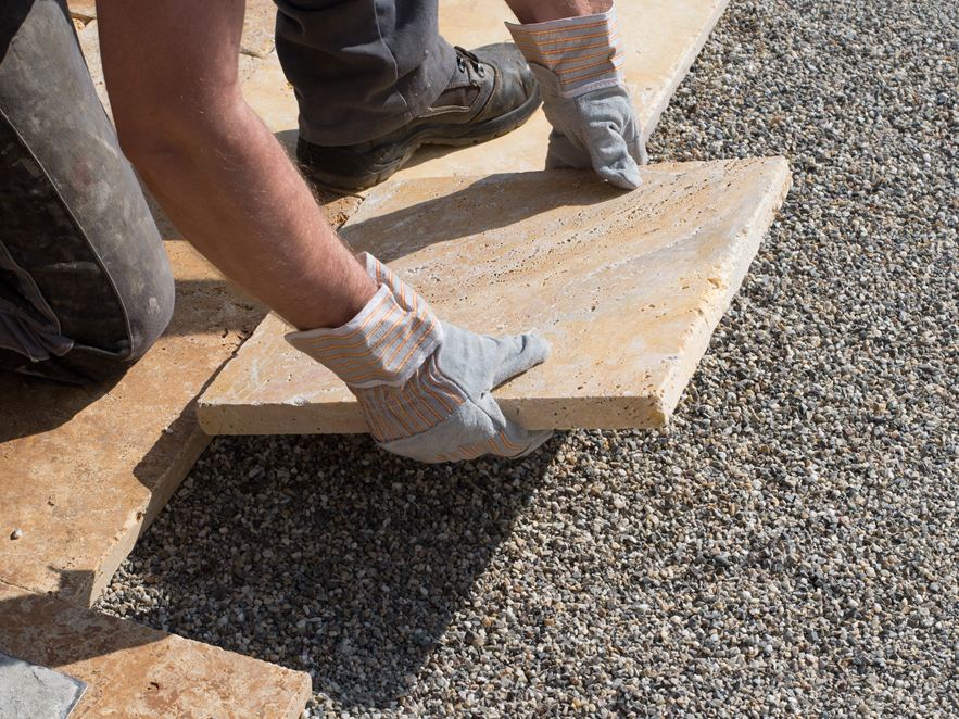 Pokládka terasových desek z přírodního kamene do štěrkového lože