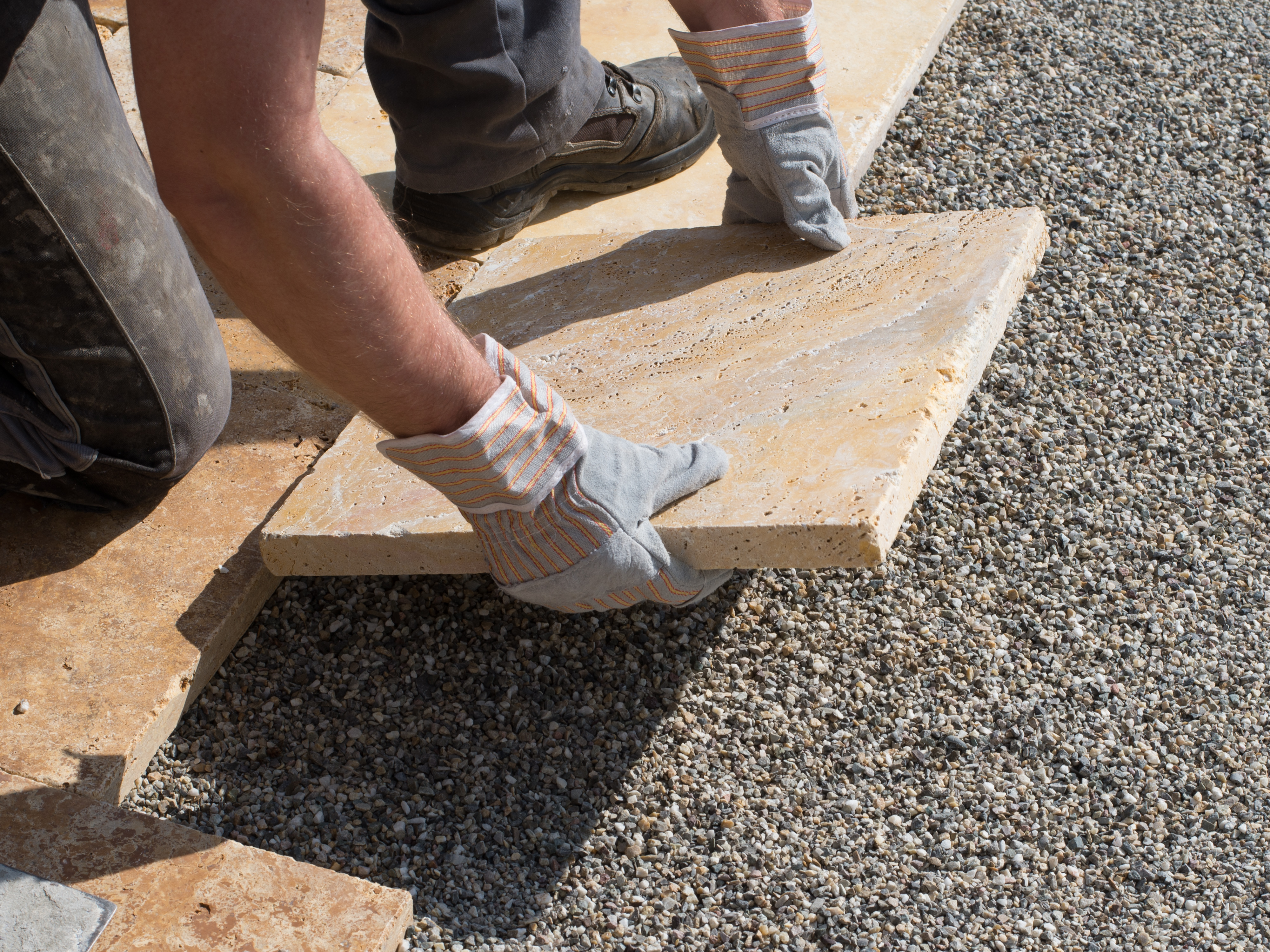 Pokládka terasových desek z přírodního kamene do štěrkového lože