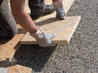 Pokládka terasových desek z přírodního kamene do štěrkového lože