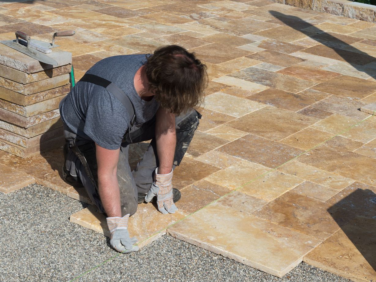 Pokládka terasových desek Travertine Gold