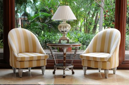 Exotický styl s tmavým dřevem a lesklým přírodním kamenem: to je koloniální styl!