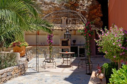 Perfektně sladěné: Filigránský železný nábytek zapadá do středomořského prostředí.