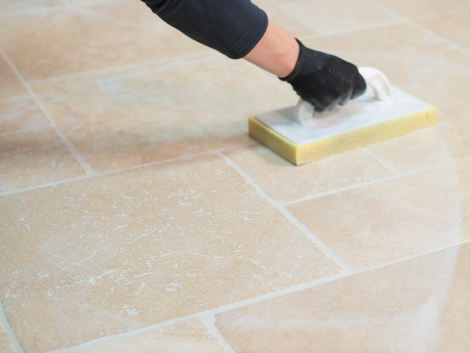 Travertinové dlaždice se po položení čistí