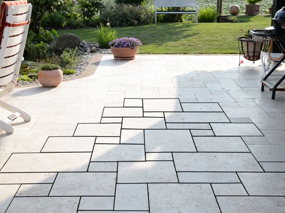 Kladení římských vazeb na terase